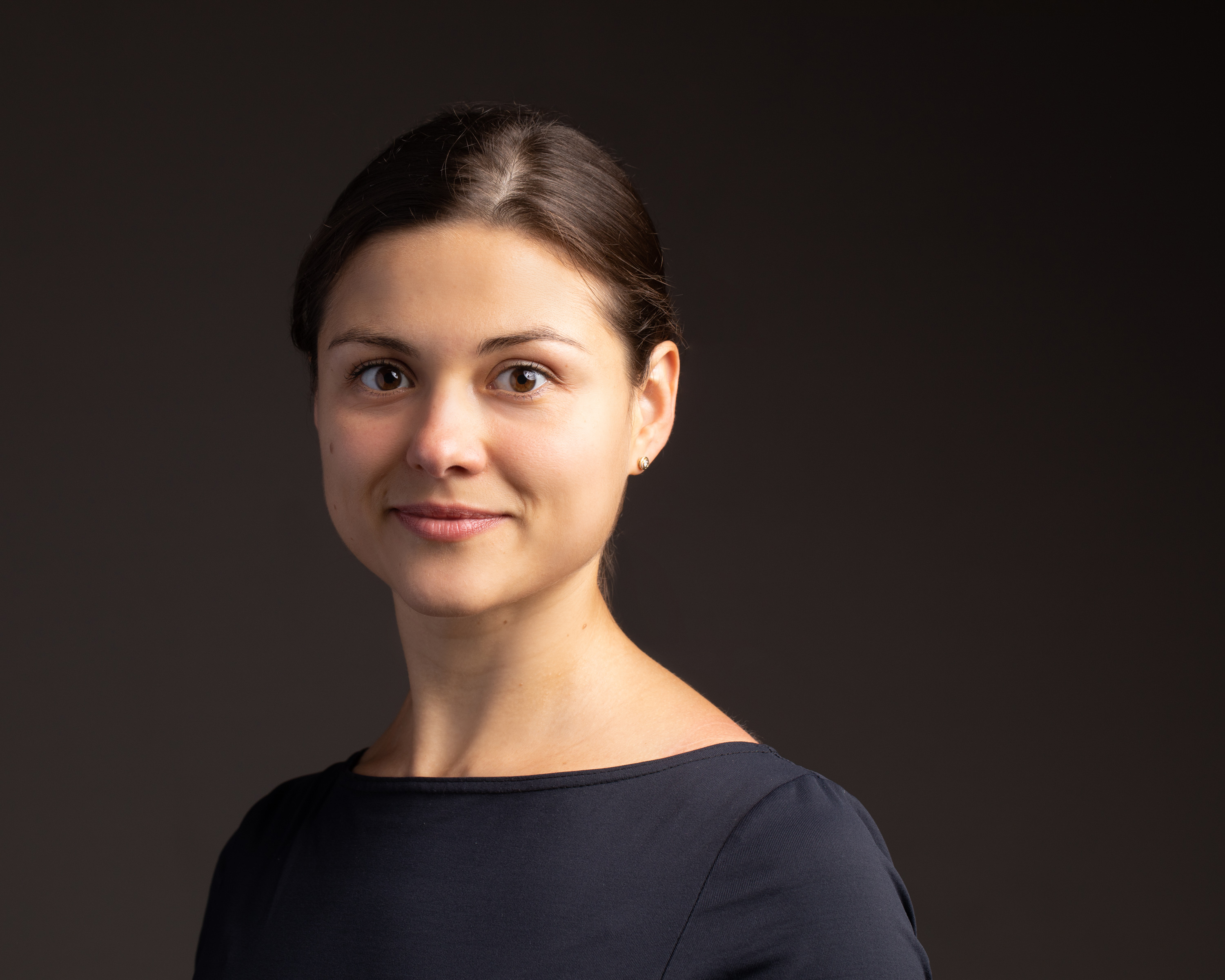 Sara Jey irqlararo sahnada qora tanli yigit tomonidan sikiladi